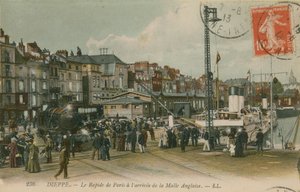 Treno espresso di Parigi sul lungomare di Dieppe da French Photographer