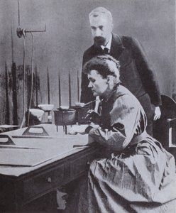 Pierre e Marie Curie, scopritori del Radio, nel loro laboratorio all