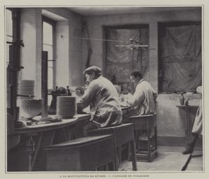 Laboratorio di lucidatura alla fabbrica di porcellane di Sevres, Francia