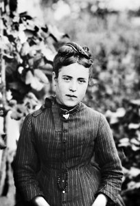 Ritratto di una giovane donna di Bourmont in Haute Marne. Fotografia fine XIX secolo. Collezione Ducos