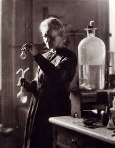Ritratto della fisica Marie Curie (1867-1934) nel suo laboratorio nel 1925 (foto)