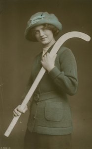 Cartolina di una giovane donna con una mazza da hockey sulla spalla