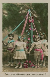Bambini intorno a un palo di maggio, 1913 (foto colorata a mano)