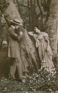 Cartolina di innamorati che incidono un cuore su un albero da French Photographer