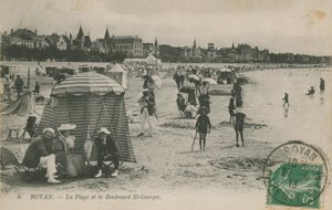 Spiaggia e Boulevard St Georges, Royan, Francia da French Photographer