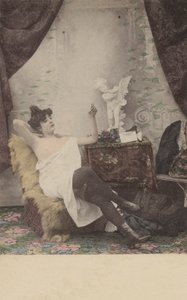 Bella ragazza che fuma