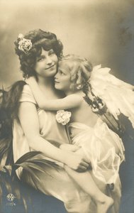 Bella ragazza con angelo sulle ginocchia