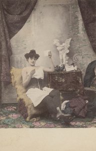 Ragazza mezza vestita che legge una lettera