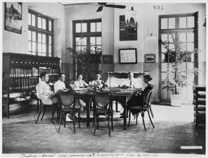 Scuola primaria per ragazzi a Hanoi, c.1920 da French Photographer