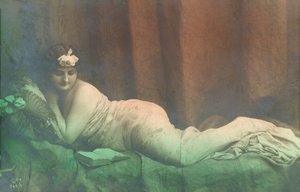 Ragazza sdraiata, che legge da French Photographer