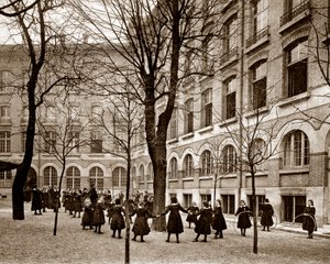 Corte ricreativa della scuola di Madame de Saisseval (Carcado - Saisseval) a Parigi alla fine del XIX secolo