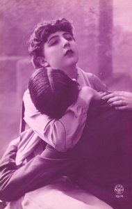 Immagine rosa di coppia che si abbraccia da French Photographer