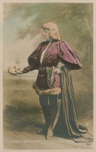 Sarah Bernhardt in costume come Amleto da French Photographer