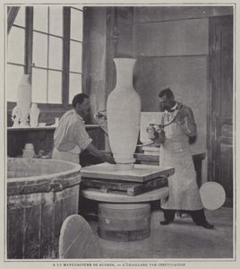Smaltatura a spruzzo di un vaso alla fabbrica di porcellane di Sevres, Francia da French Photographer