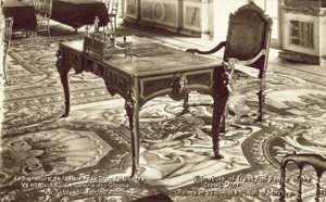 Tavolo nella Sala degli Specchi al Palazzo di Versailles su cui fu firmato il Trattato di Versailles da French Photographer