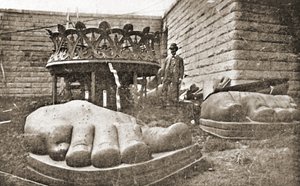La costruzione della Statua della Libertà, (dettaglio) dei piedi, c.1876 da French Photographer