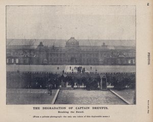 La degradazione del capitano Dreyfus, rottura della spada, da una fotografia privata, l