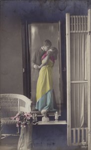 Il riflesso in uno specchio di una giovane coppia che si bacia da French Photographer