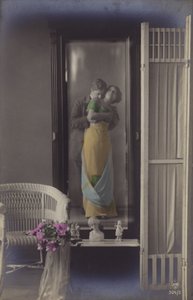 Il riflesso in uno specchio di una giovane coppia che si bacia da French Photographer