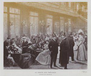 Spettatori fuori dalla Taverne Pousset a Parigi dopo uno spettacolo