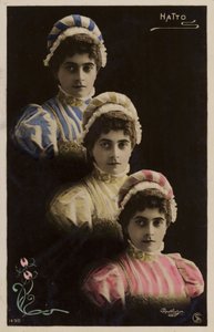 Tre teste femminili identiche da French Photographer
