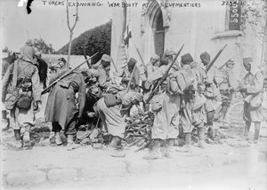 Turcos che esaminano il bottino di guerra a Neufmentiers, 1914 da French Photographer