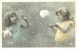 Due angeli ragazze che si lanciano palle di neve