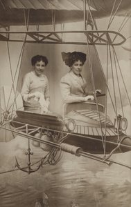 Due donne che pilotano un aeroplano
