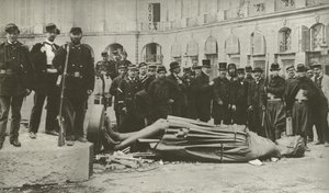 Colonna Vendôme, dopo essere stata abbattuta il 16 maggio 1871