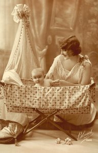 Donna con un bambino in una culla