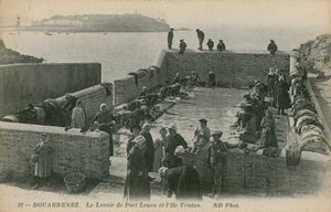 Donne che lavano il bucato nel porto a Louen da French Photographer
