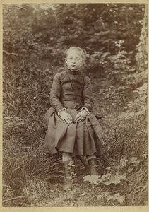 Giovane ragazza in campagna, Francia, c. 1890 (foto b/n) da French Photographer