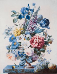 Un vaso di fiori su una mensola con uva e pesche da French School