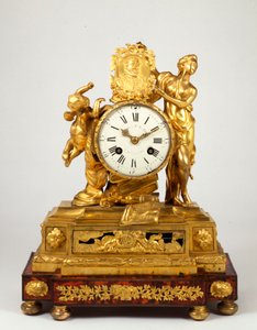Orologio da camino in bronzo dorato tardo Luigi XV con un medaglione di profilo di Enrico IV tenuto da Venere