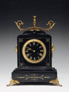 Orologio da mensola in pietra composita nera, con decorazioni incise, con gambe, pinnacoli e raccordi in ottone dorato, di Jausions di Pau, Francia, c.1876-78 da French School