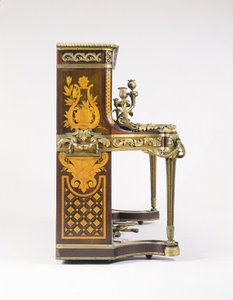 Un pianoforte verticale intarsiato a marqueterie e parquetry da French School