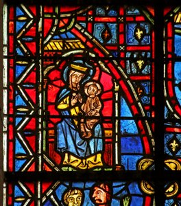 Una statua della Vergine Maria