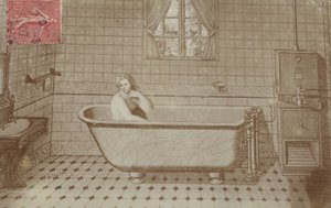 Una donna nella vasca da bagno in un bagno