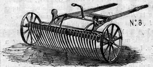 Macchina agricola: un rastrello a cavallo inglese presentato al concorso agricolo di Parigi nel 1860. Incisione in "Le Monde Illustré" n°169 del 7 luglio 1860.