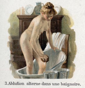 Alution in una vasca da bagno con due secchi, uno dei quali contiene acqua calda e l