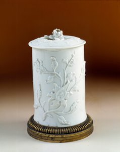 Vaso da tabacco montato in bronzo dorato. Porcellana tenera di Saint Cloud