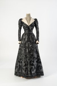 Vestito di seta nera con chemisier di pizzo crema, primi anni 1890