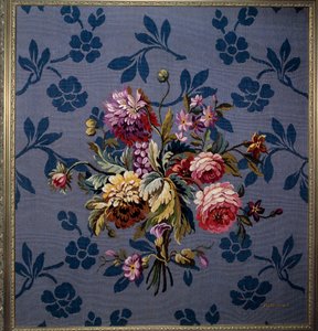Bouquet di fiori su sfondo blu. Arazzo delle manifatture di Aubusson da French School