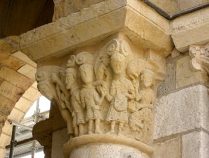 Capitello raffigurante un gruppo di uomini da French School
