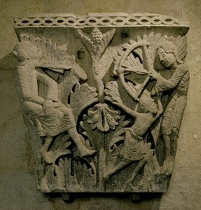 Capitello raffigurante un uomo che scocca una freccia nel collo di un altro, c.1125-30 (pietra calcarea)