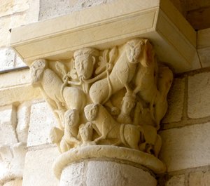 Capitello raffigurante leoni e volti