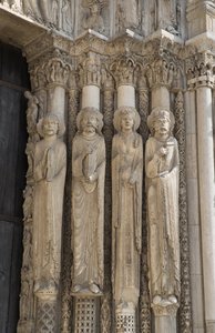 Cattedrale di Chartres, dettaglio del fuoco a destra della baia centrale della porta reale, da sinistra a destra, un profeta, Re Davide, una Regina, Salomone da French School