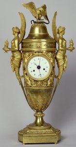 Vaso con orologio e aquila
