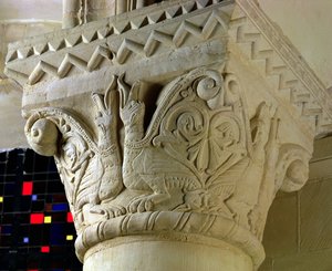 Capitello della colonna con grottesche disposte simmetricamente, dal coro emiciclo, inizio XII secolo