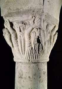 Capitello di colonna con un uomo con le braccia alzate